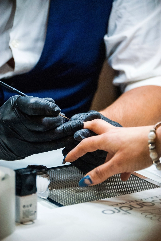 美甲近景,展示修甲與上色細節,對應款式與卸甲溝通