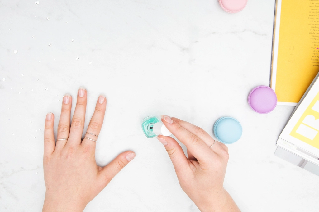 美甲店英文怎么说？预约 nail salon、改时间、选款式、问价格和卫生时直接能用的实用句