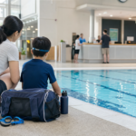 游泳课报名英文怎么说？问 swim lesson、drop-in swim、locker 和取消规则的实用句