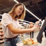 self checkout 英文怎么说？unexpected item in bagging area、barcode 和 staff assistance 实用句