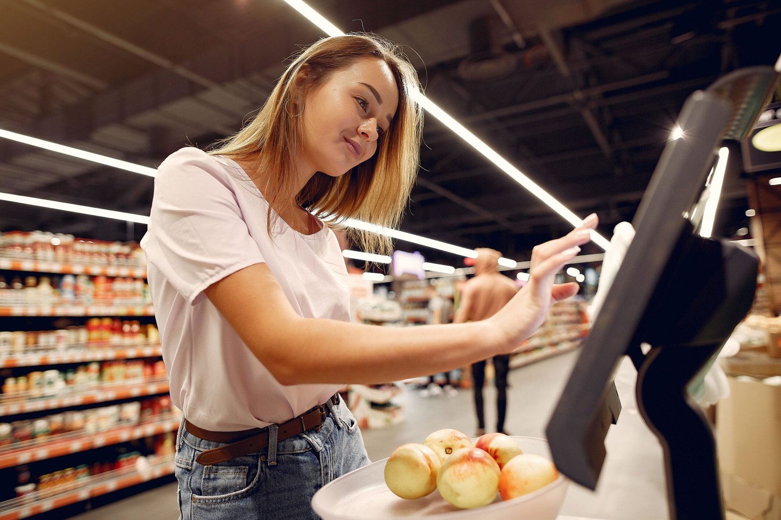 self checkout 英文怎么说？unexpected item in bagging area、barcode 和 staff assistance 实用句